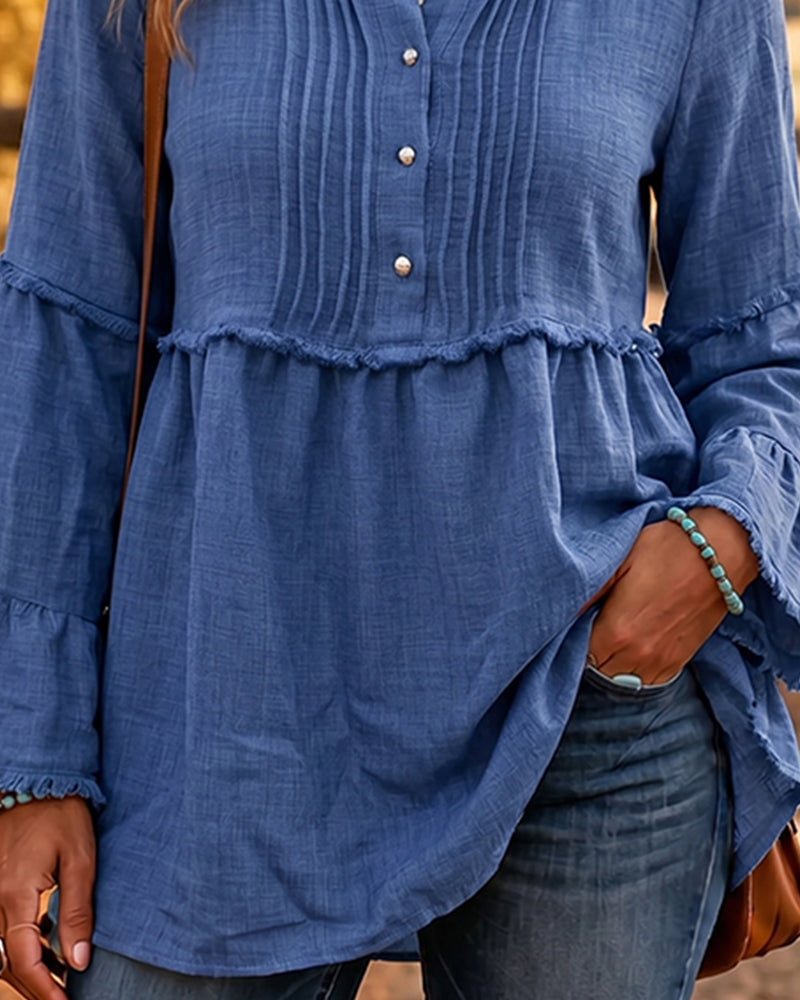 Blusa bohemia con bajo peplum y detalles deshilachados.