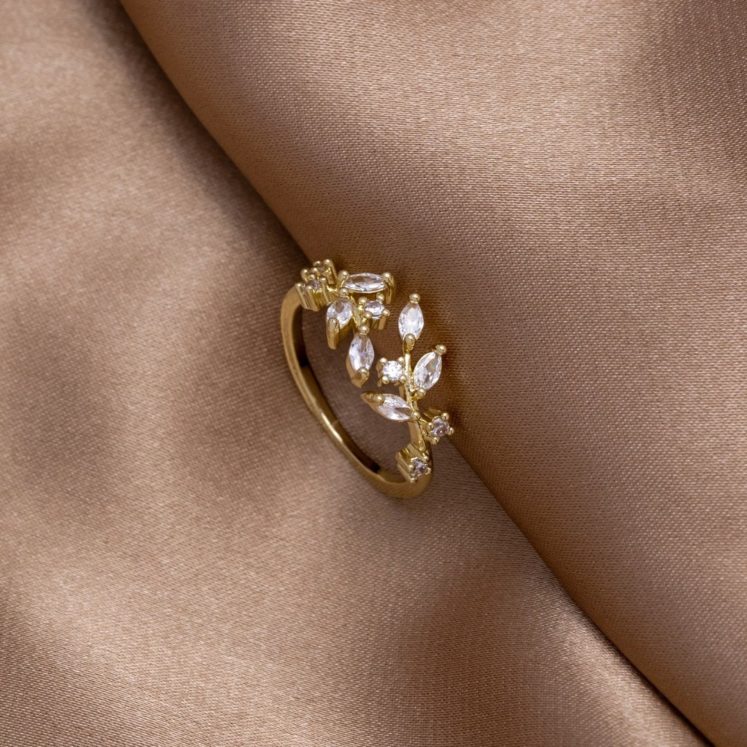 Anillo Dorado con Cristales y Diseño de Enredadera