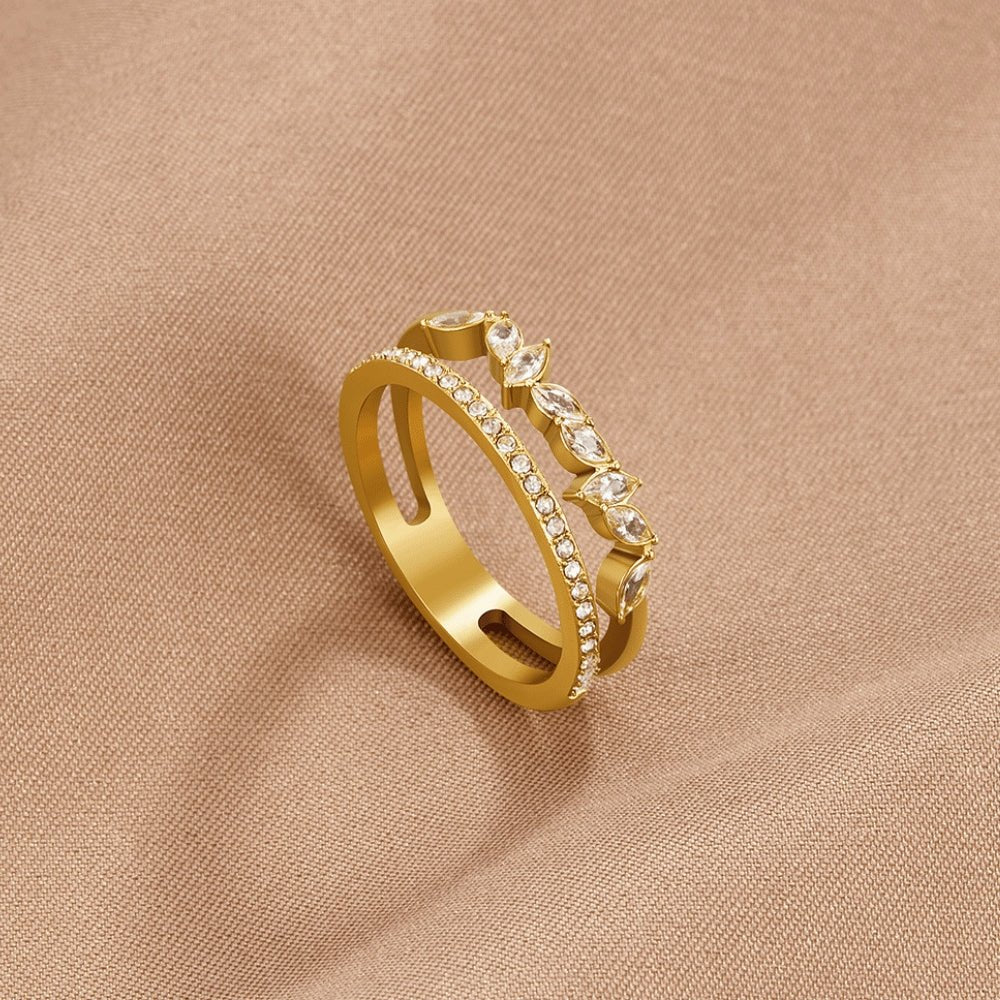 Anillo Dorado con Cristales