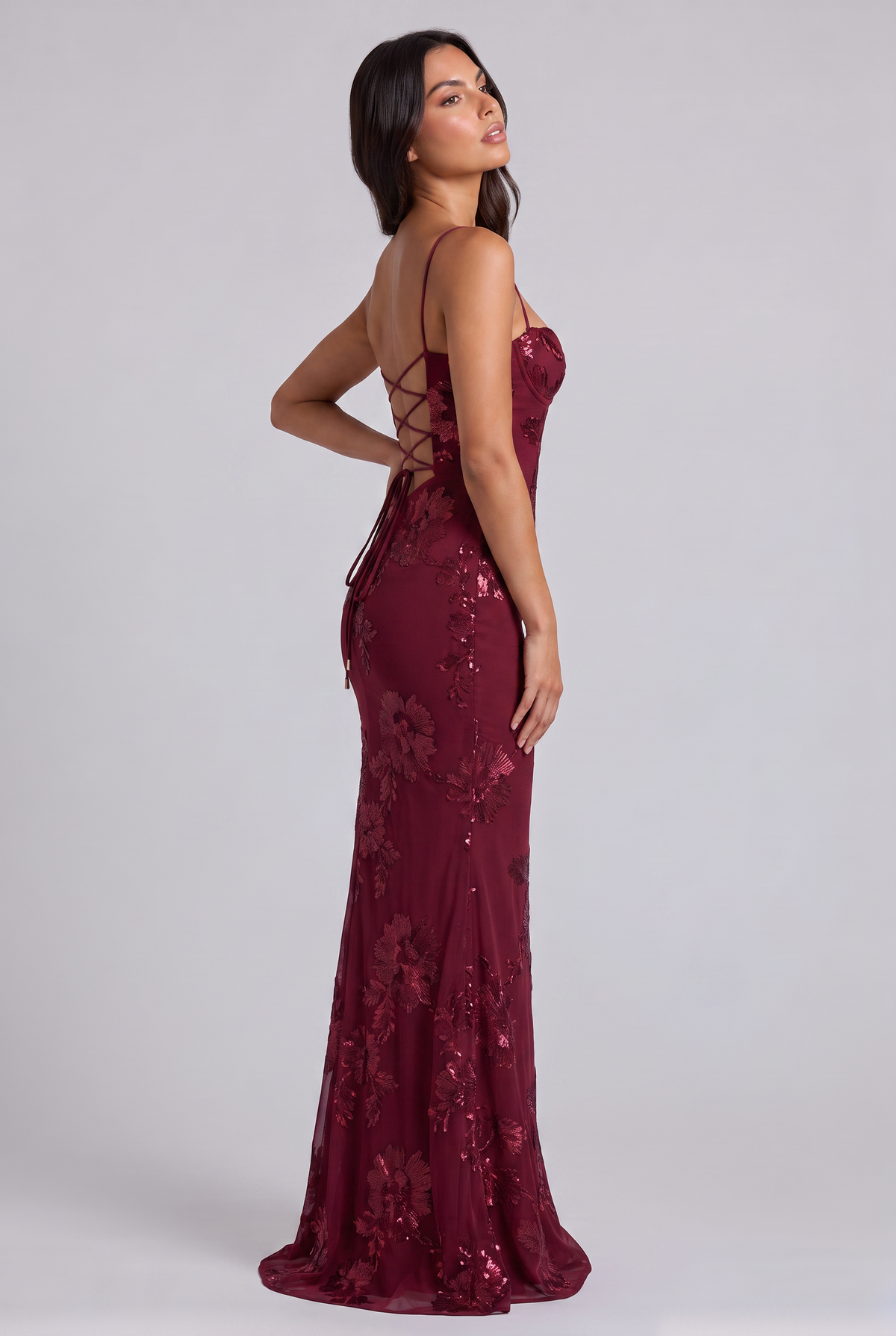 Vestido Maxi Burdeos con Estampado Floral – Elegancia Femenina y Sofisticada