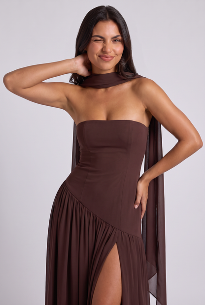 Vestido Maxi Burdeos – Elegancia Sofisticada con Escote