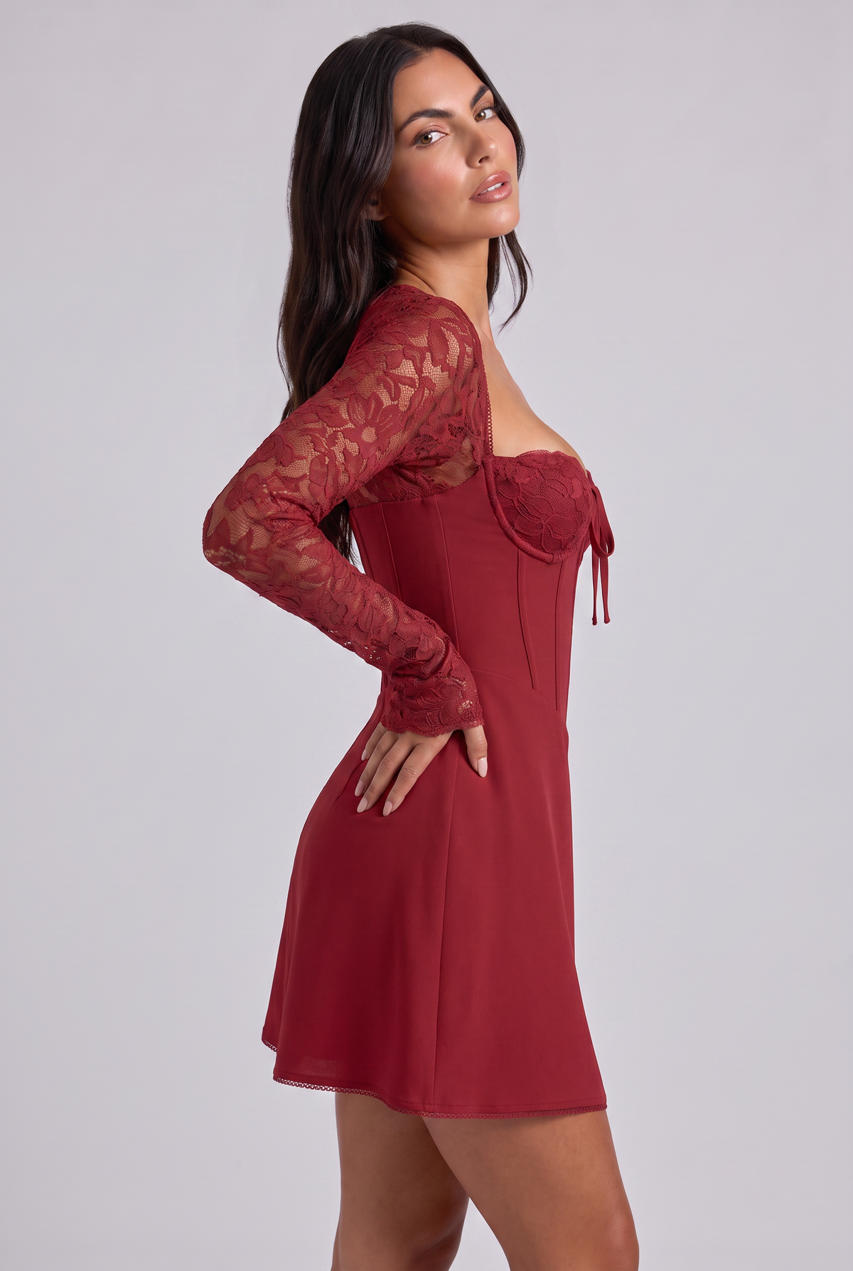 Vestido Mini Rosa de Encaje – Elegancia Romántica y Femenina