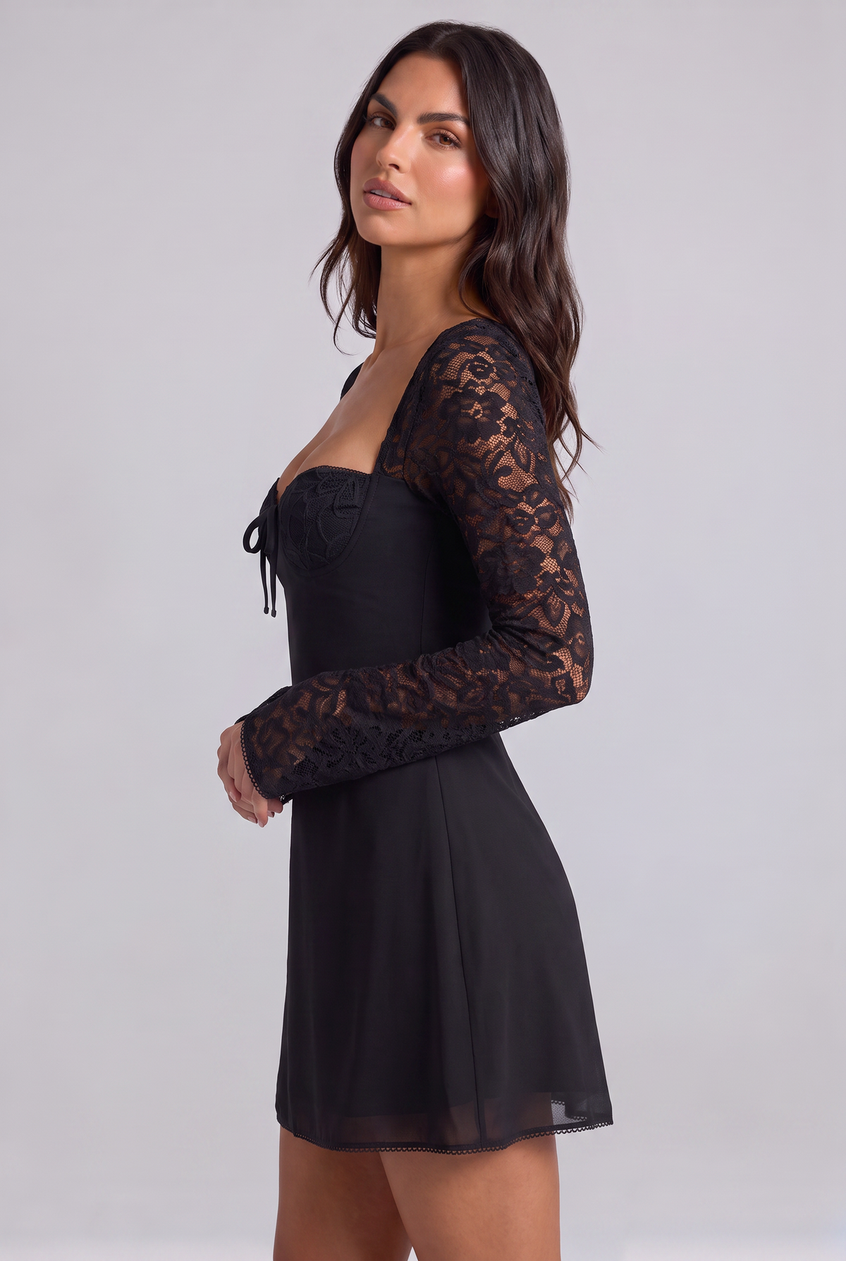 Vestido Mini Rosa de Encaje – Elegancia Romántica y Femenina