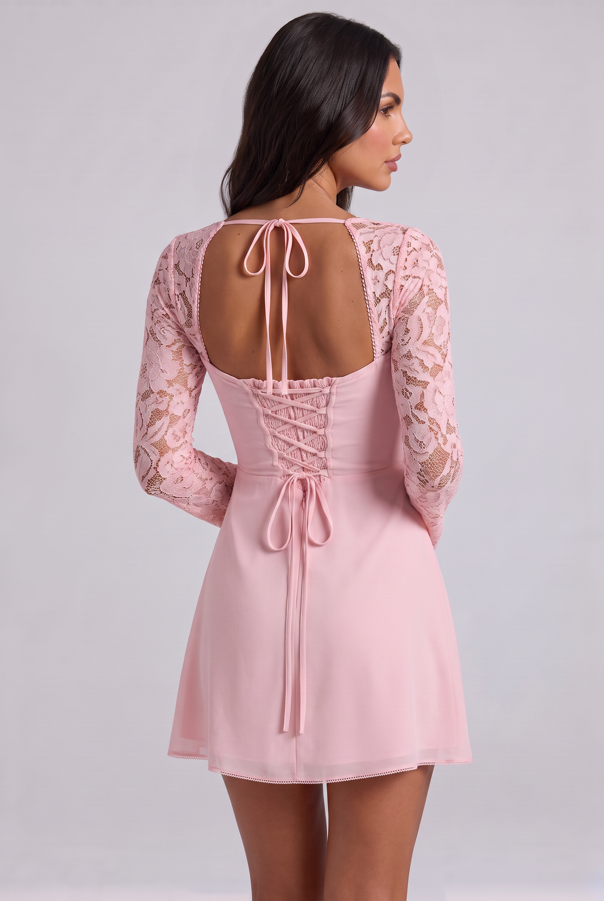Vestido Mini Rosa de Encaje – Elegancia Romántica y Femenina