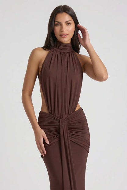 Vestido Maxi Marrón Chocolate – Elegancia Sensual con Drapeado