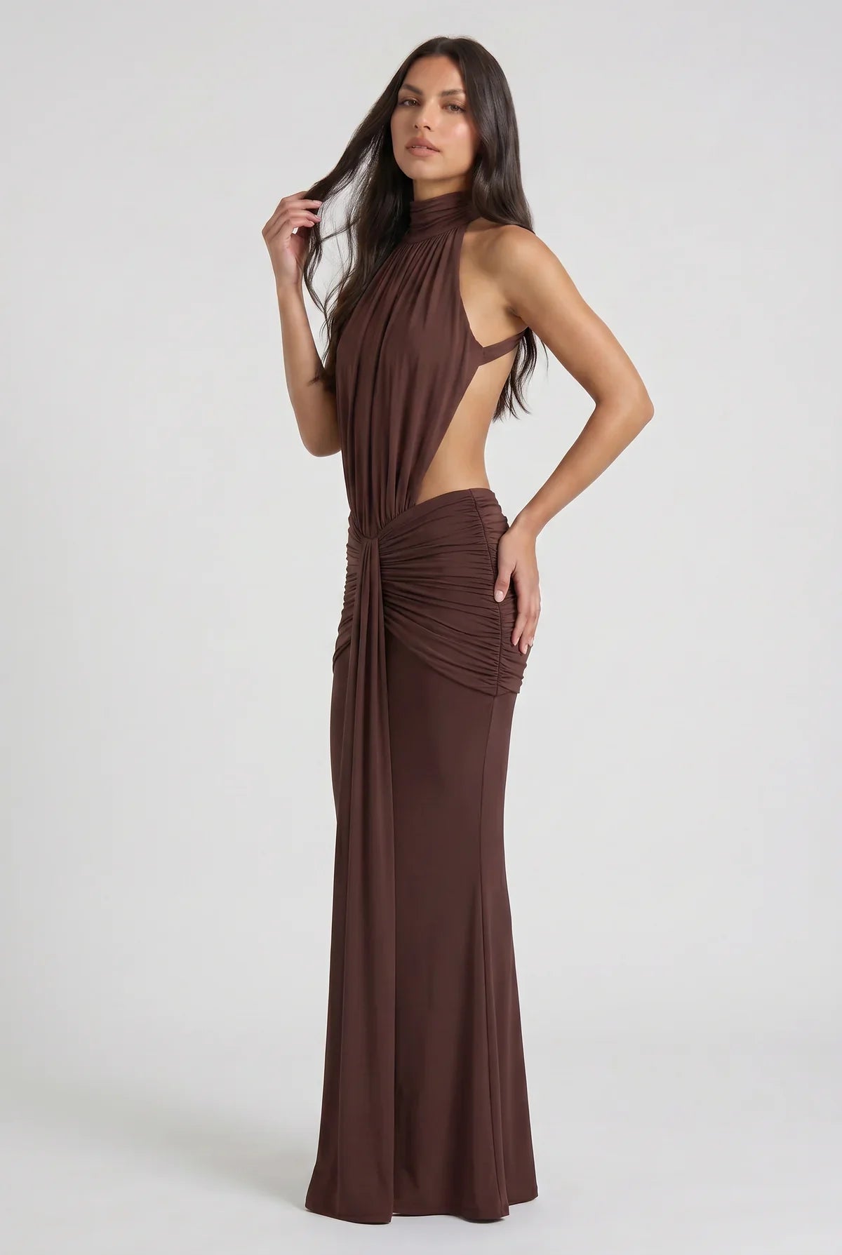 Vestido Maxi Marrón Chocolate – Elegancia Sensual con Drapeado