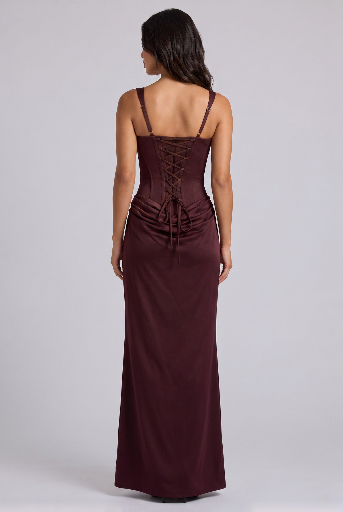 Vestido Maxi Burdeos con Drapeado – Elegancia y Silueta Refinada