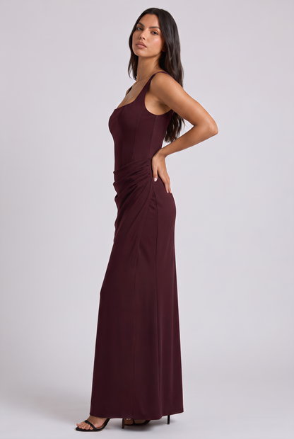 Vestido Maxi Burdeos con Drapeado – Elegancia y Silueta Refinada