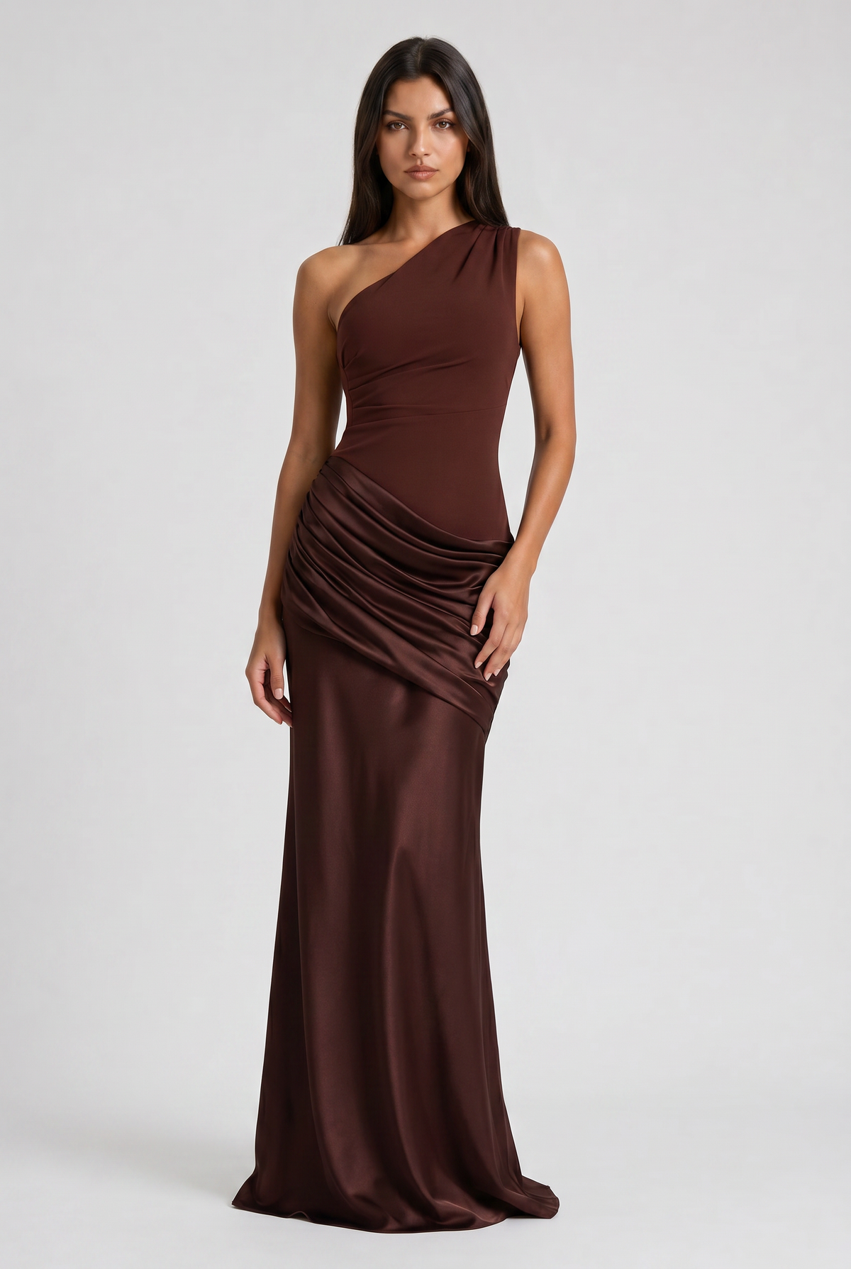 Vestido Maxi Marrón con Drapeado – Elegancia Asimétrica