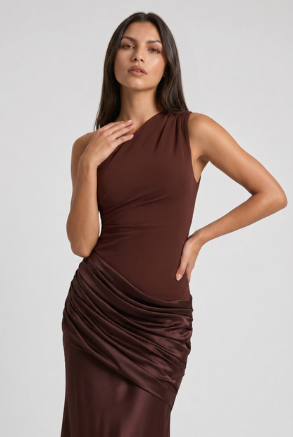 Vestido Maxi Marrón con Drapeado – Elegancia Asimétrica