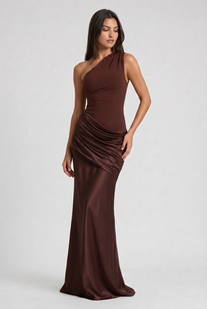 Vestido Maxi Marrón con Drapeado – Elegancia Asimétrica