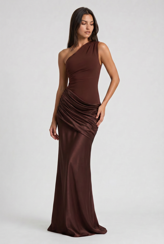 Vestido Maxi Marrón con Drapeado – Elegancia Asimétrica