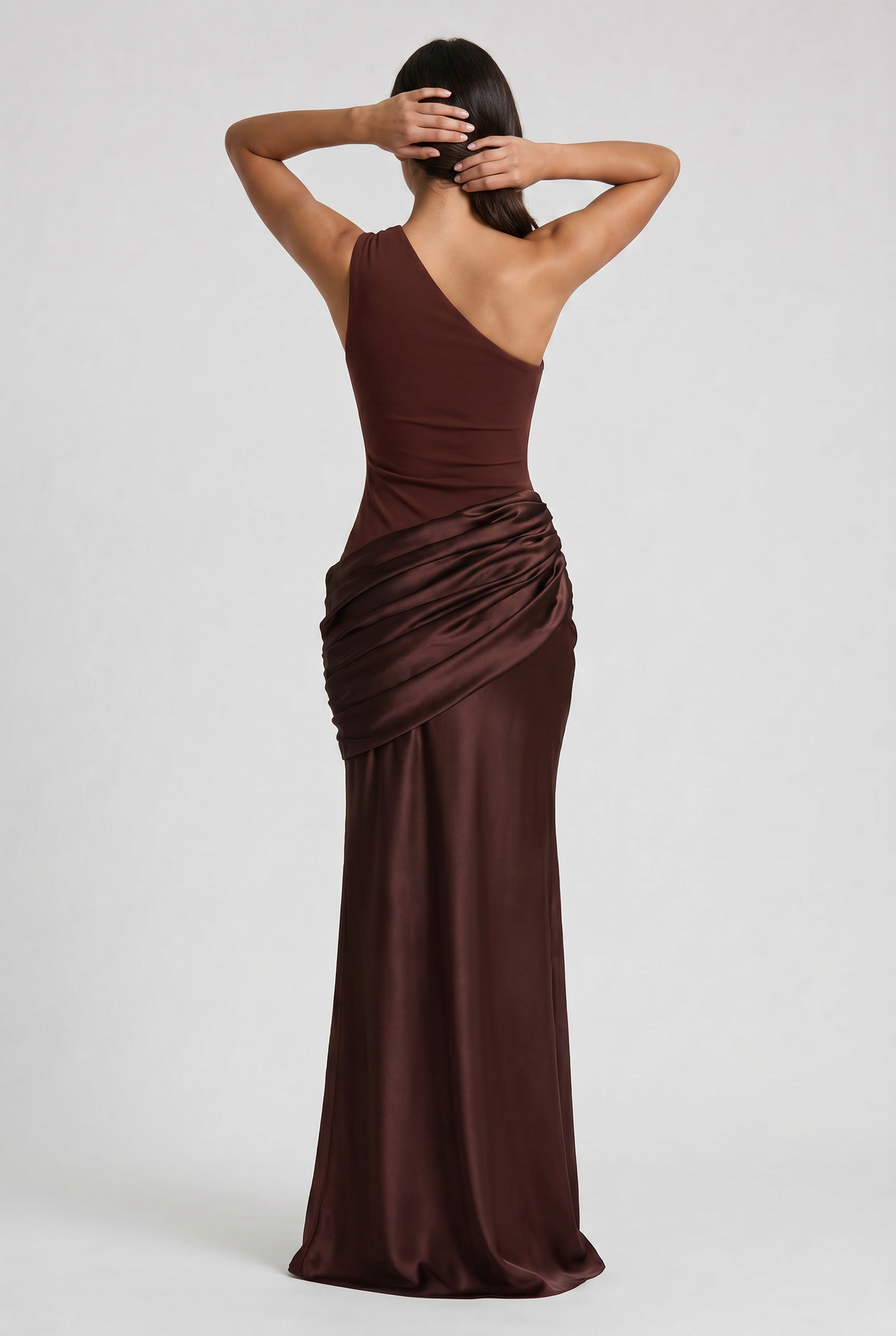 Vestido Maxi Marrón con Drapeado – Elegancia Asimétrica
