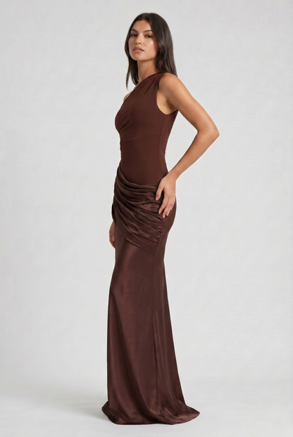 Vestido Maxi Marrón con Drapeado – Elegancia Asimétrica