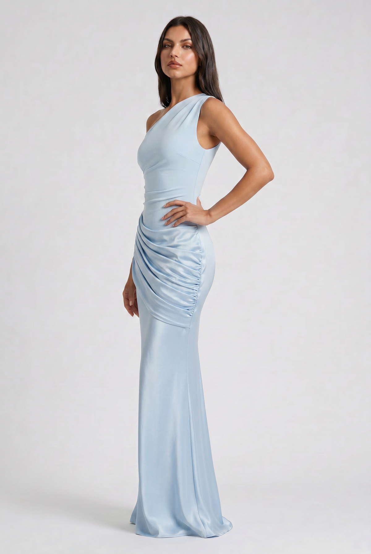Vestido Maxi Marrón con Drapeado – Elegancia Asimétrica