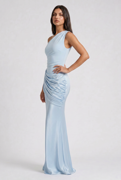 Vestido Maxi Marrón con Drapeado – Elegancia Asimétrica