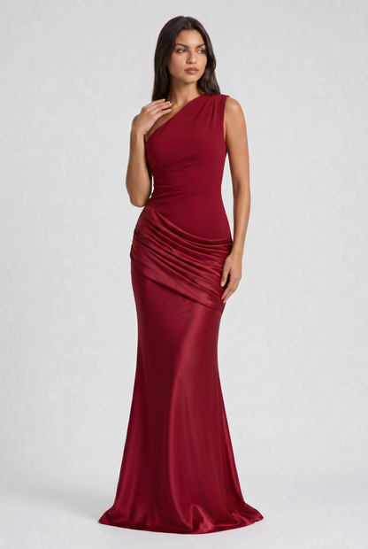 Vestido Maxi Marrón con Drapeado – Elegancia Asimétrica