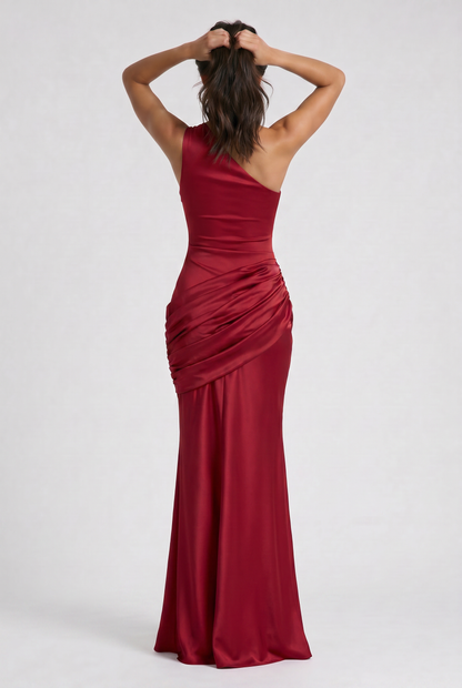 Vestido Maxi Marrón con Drapeado – Elegancia Asimétrica