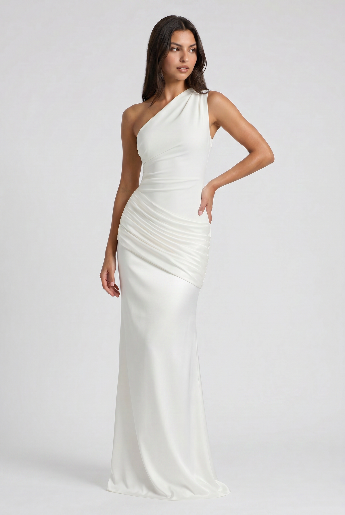 Vestido Maxi Marrón con Drapeado – Elegancia Asimétrica