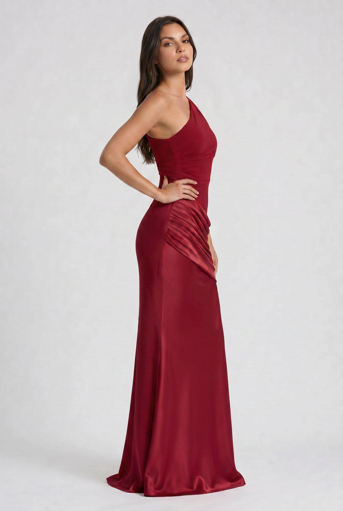 Vestido Maxi Marrón con Drapeado – Elegancia Asimétrica