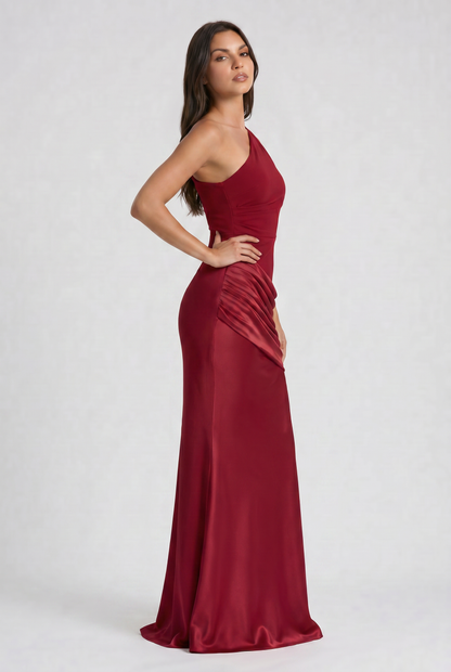 Vestido Maxi Marrón con Drapeado – Elegancia Asimétrica