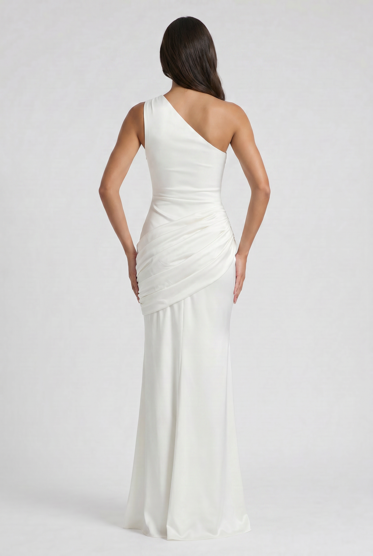Vestido Maxi Marrón con Drapeado – Elegancia Asimétrica