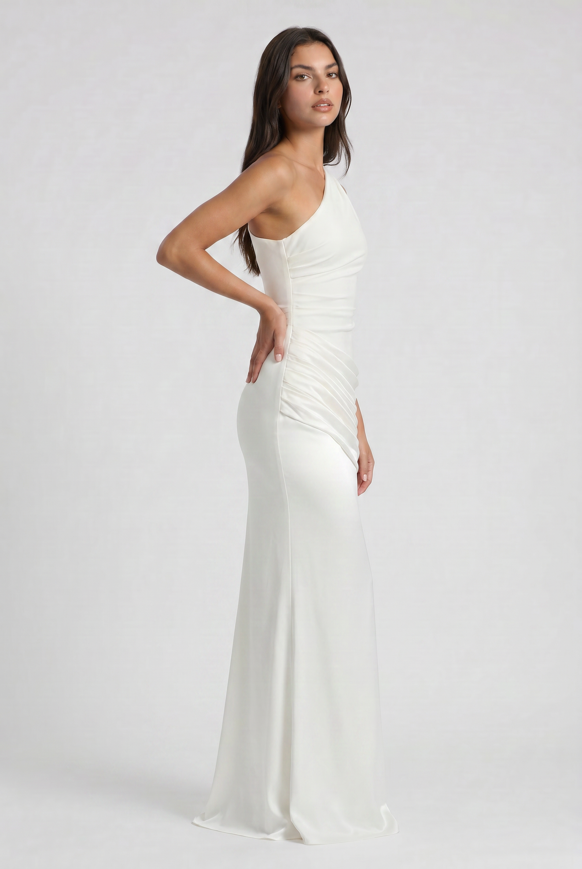 Vestido Maxi Marrón con Drapeado – Elegancia Asimétrica