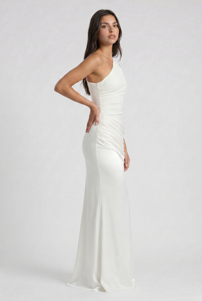 Vestido Maxi Marrón con Drapeado – Elegancia Asimétrica