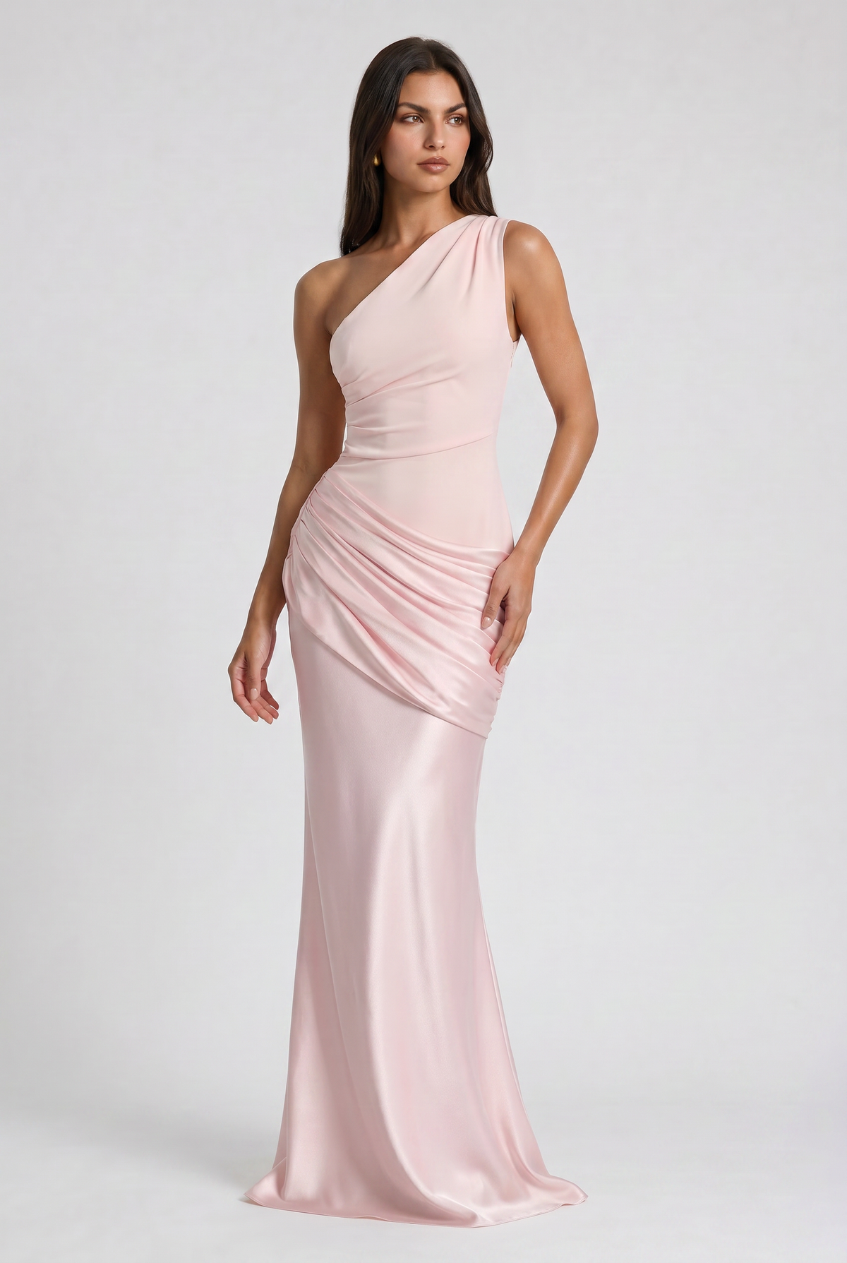 Vestido Maxi Marrón con Drapeado – Elegancia Asimétrica