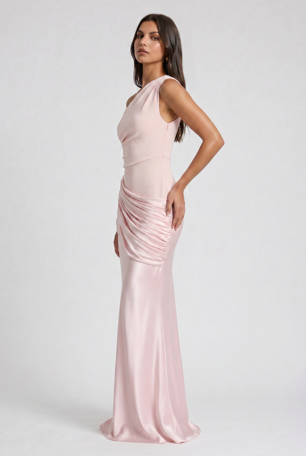 Vestido Maxi Marrón con Drapeado – Elegancia Asimétrica