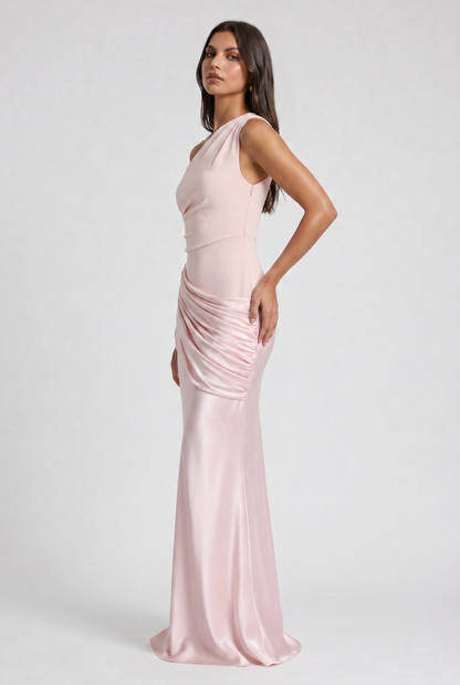 Vestido Maxi Marrón con Drapeado – Elegancia Asimétrica