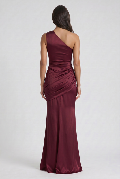 Vestido Maxi Marrón con Drapeado – Elegancia Asimétrica