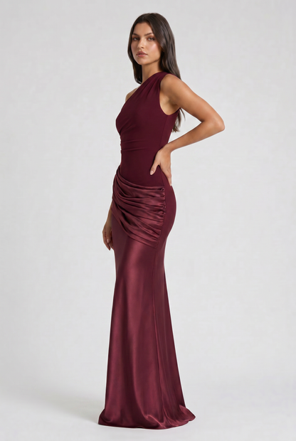 Vestido Maxi Marrón con Drapeado – Elegancia Asimétrica