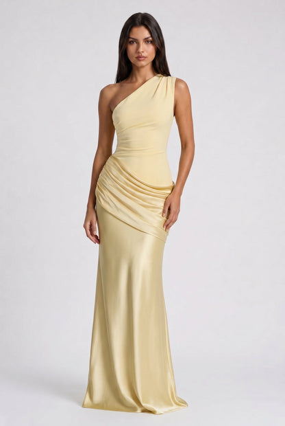 Vestido Maxi Marrón con Drapeado – Elegancia Asimétrica