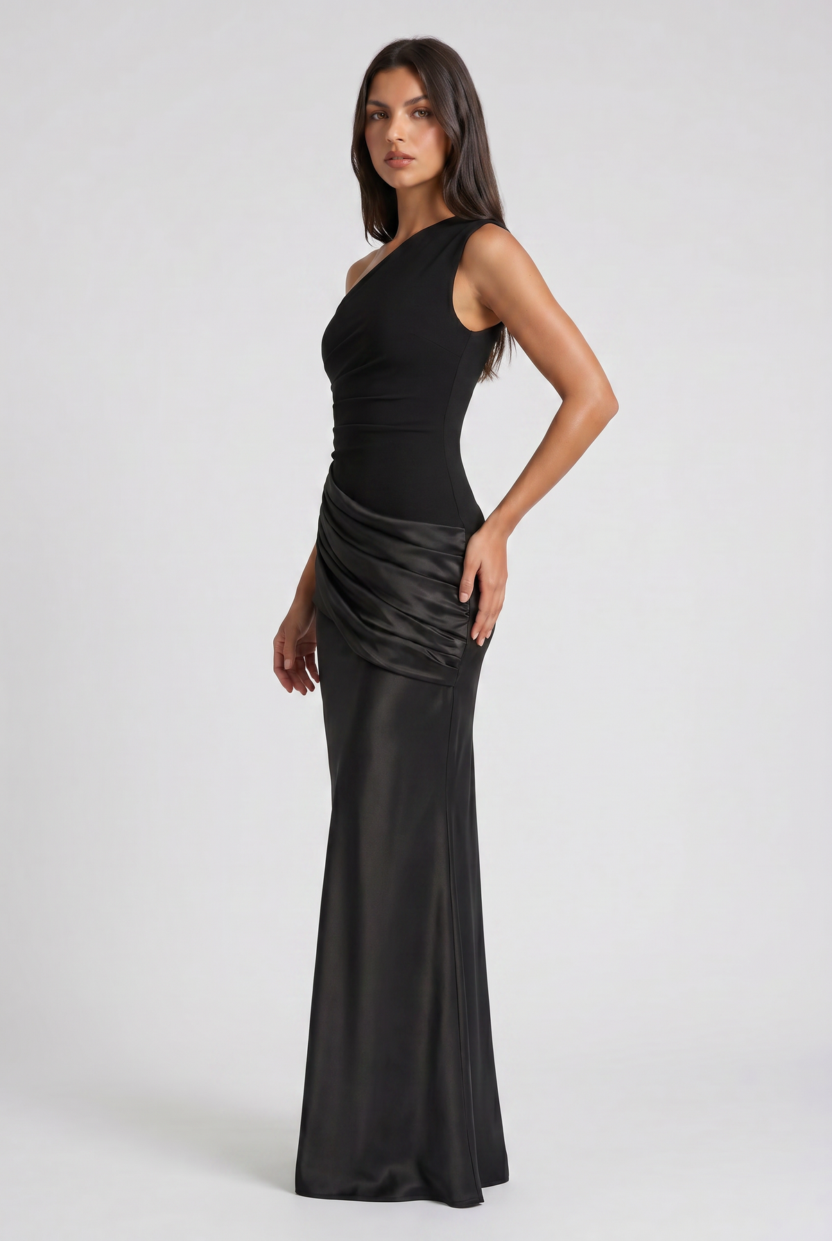 Vestido Maxi Marrón con Drapeado – Elegancia Asimétrica