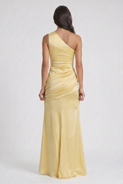Vestido Maxi Marrón con Drapeado – Elegancia Asimétrica