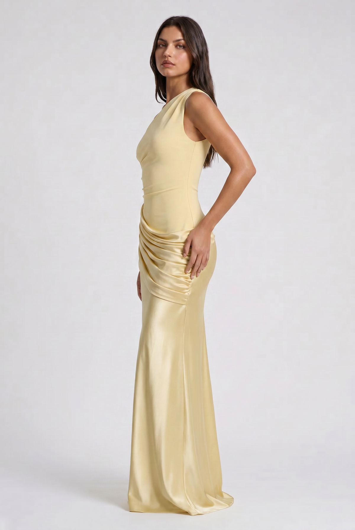 Vestido Maxi Marrón con Drapeado – Elegancia Asimétrica