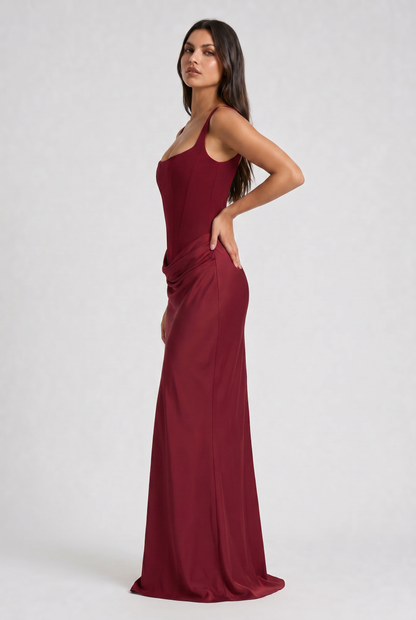 Vestido Maxi Burdeos con Drapeado – Elegancia y Silueta Refinada