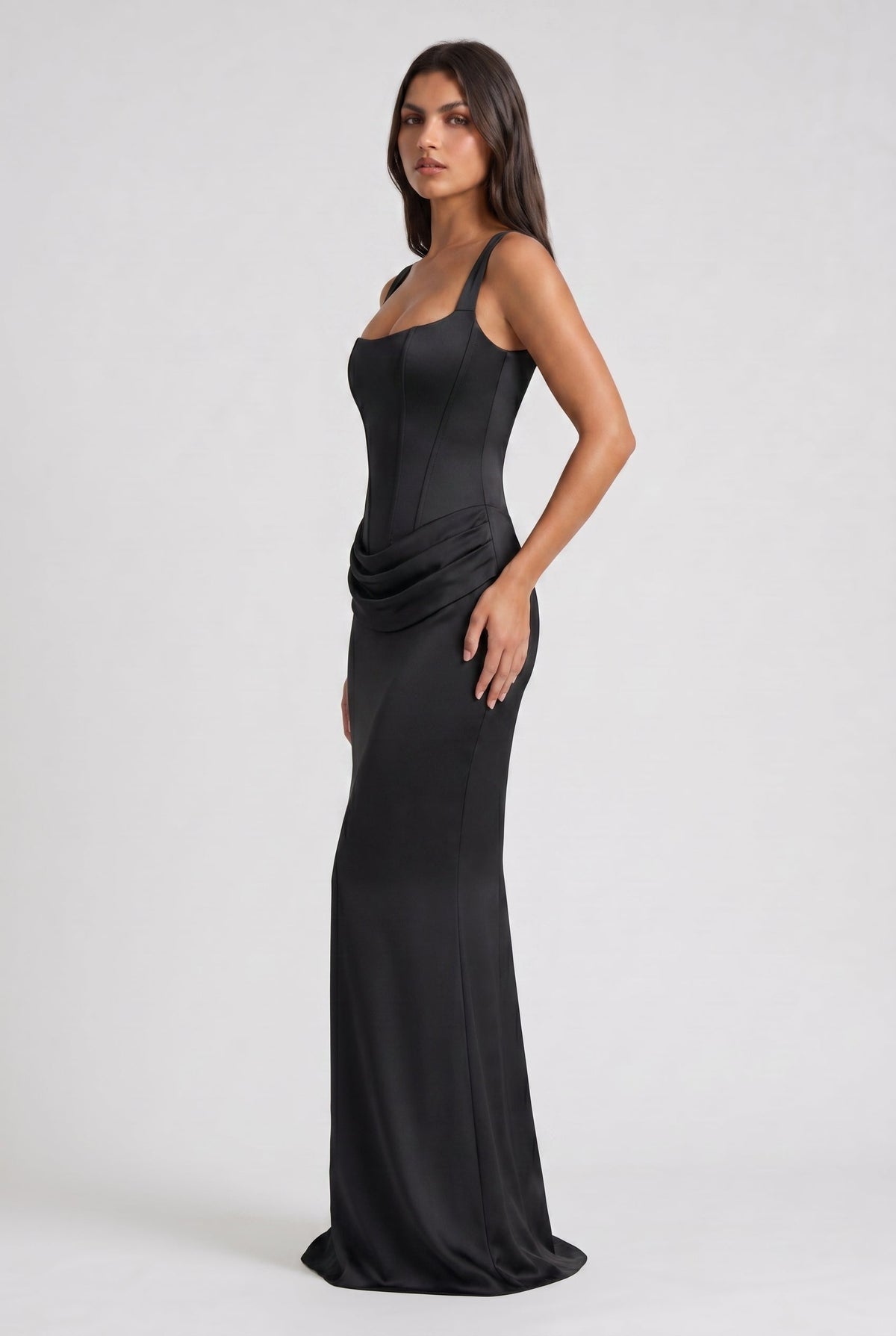 Vestido Maxi Burdeos con Drapeado – Elegancia y Silueta Refinada