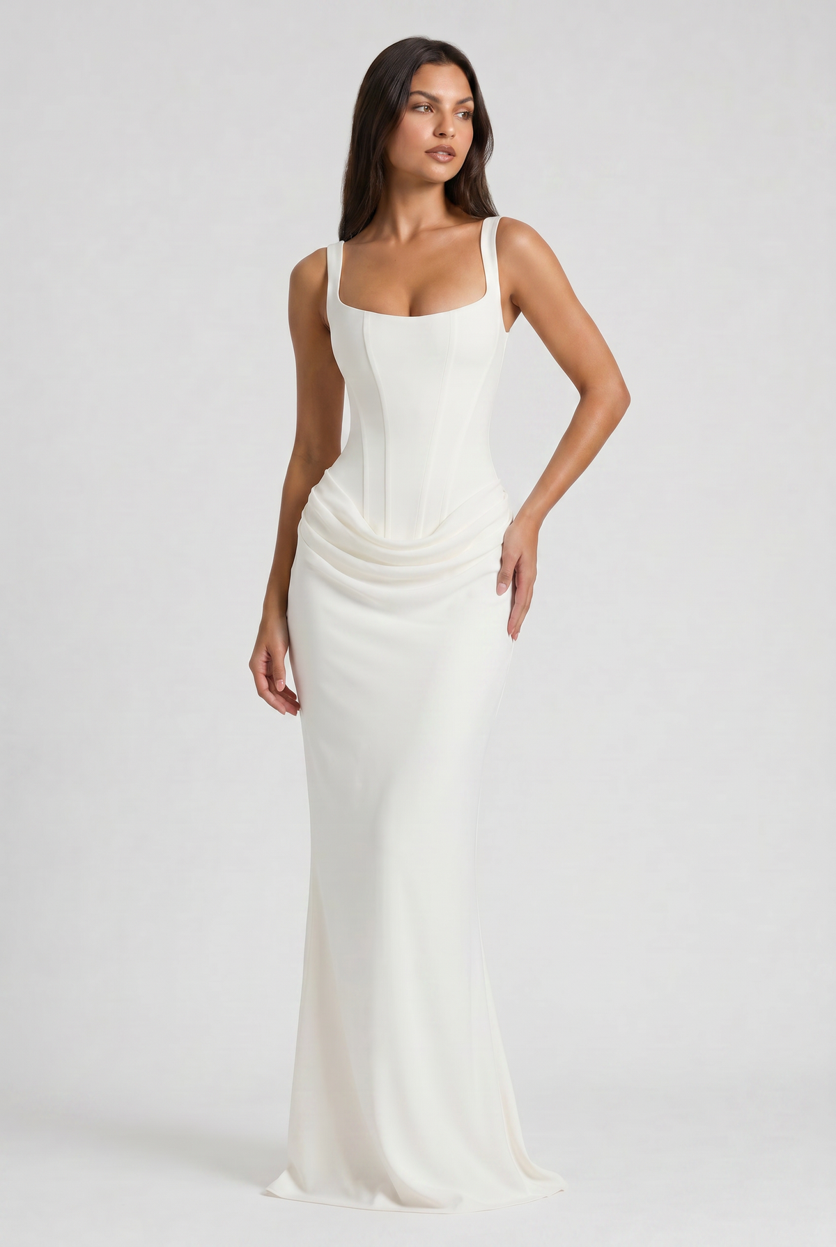 Vestido Maxi Burdeos con Drapeado – Elegancia y Silueta Refinada