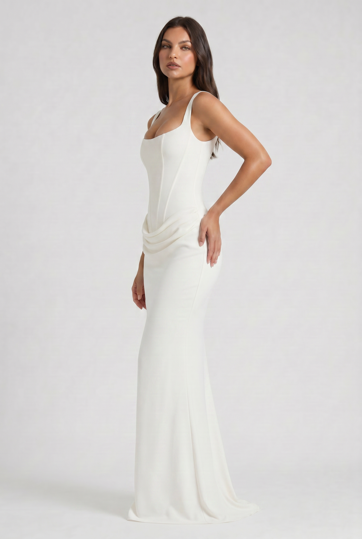 Vestido Maxi Burdeos con Drapeado – Elegancia y Silueta Refinada