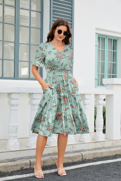 Vestido midi bohemio floral de corte A con bajo de volantes en capas