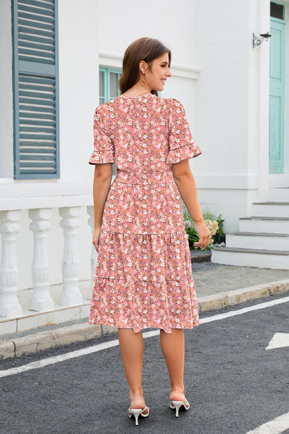 Vestido midi bohemio floral de corte A con bajo de volantes en capas