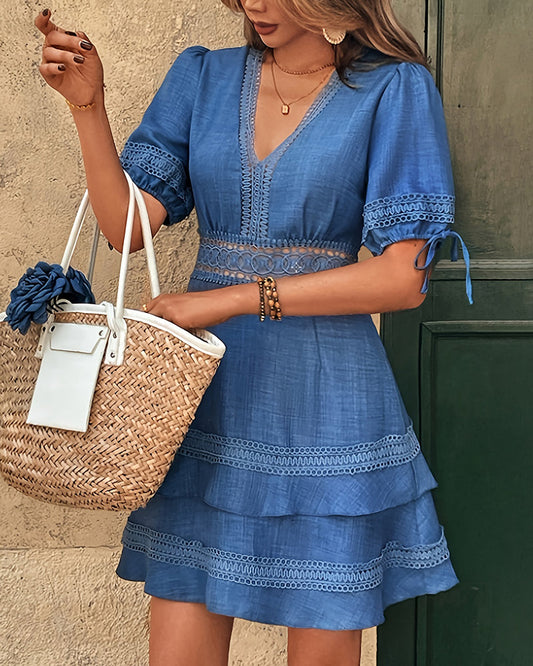 Vestido mini bohemio chic con encaje, capas y mangas abullonadas.