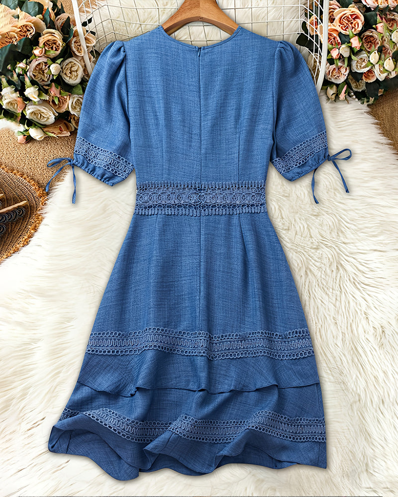 Vestido mini bohemio chic con encaje, capas y mangas abullonadas.