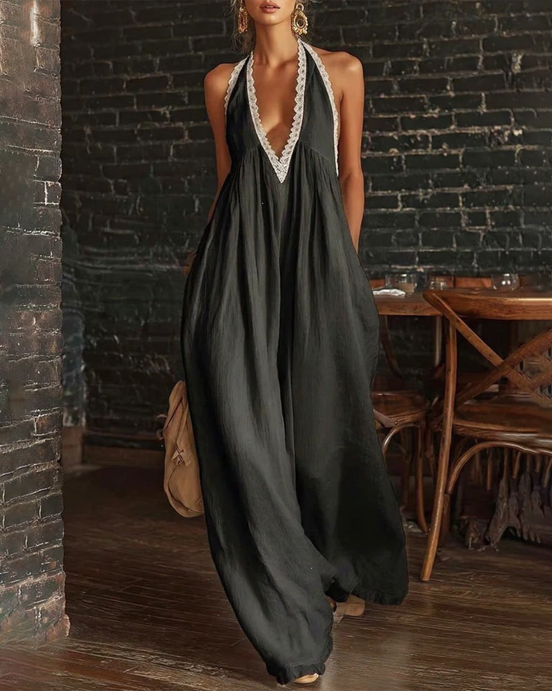Mono bohemio de pierna ancha, con cuello halter, escote profundo en V y detalle de encaje.