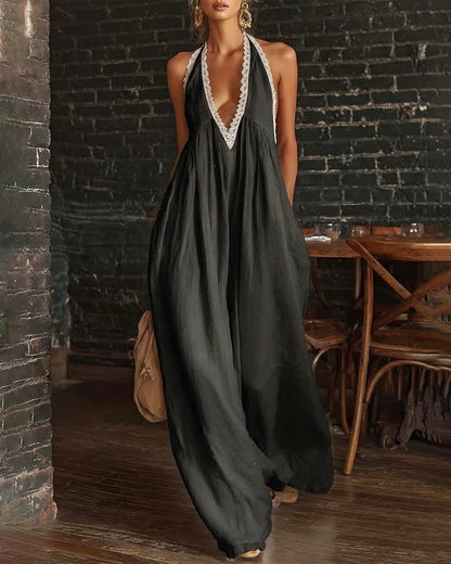 Mono bohemio de pierna ancha, con cuello halter, escote profundo en V y detalle de encaje.