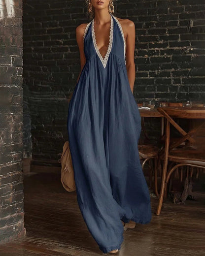 Mono bohemio de pierna ancha, con cuello halter, escote profundo en V y detalle de encaje.