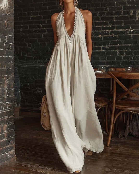 Mono bohemio de pierna ancha, con cuello halter, escote profundo en V y detalle de encaje.
