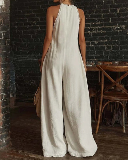 Mono bohemio de pierna ancha, con cuello halter, escote profundo en V y detalle de encaje.